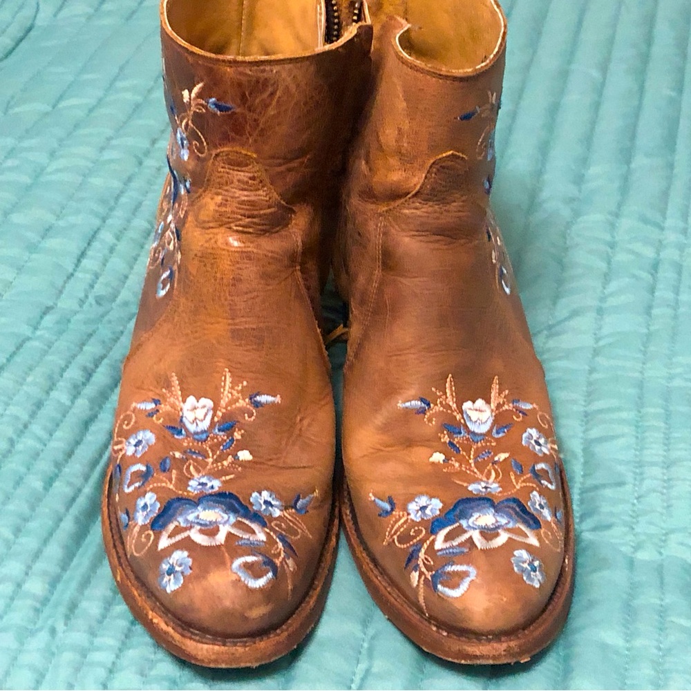 Shayanne Leather Cowboy boots
Size 11, embroidered with flowers!